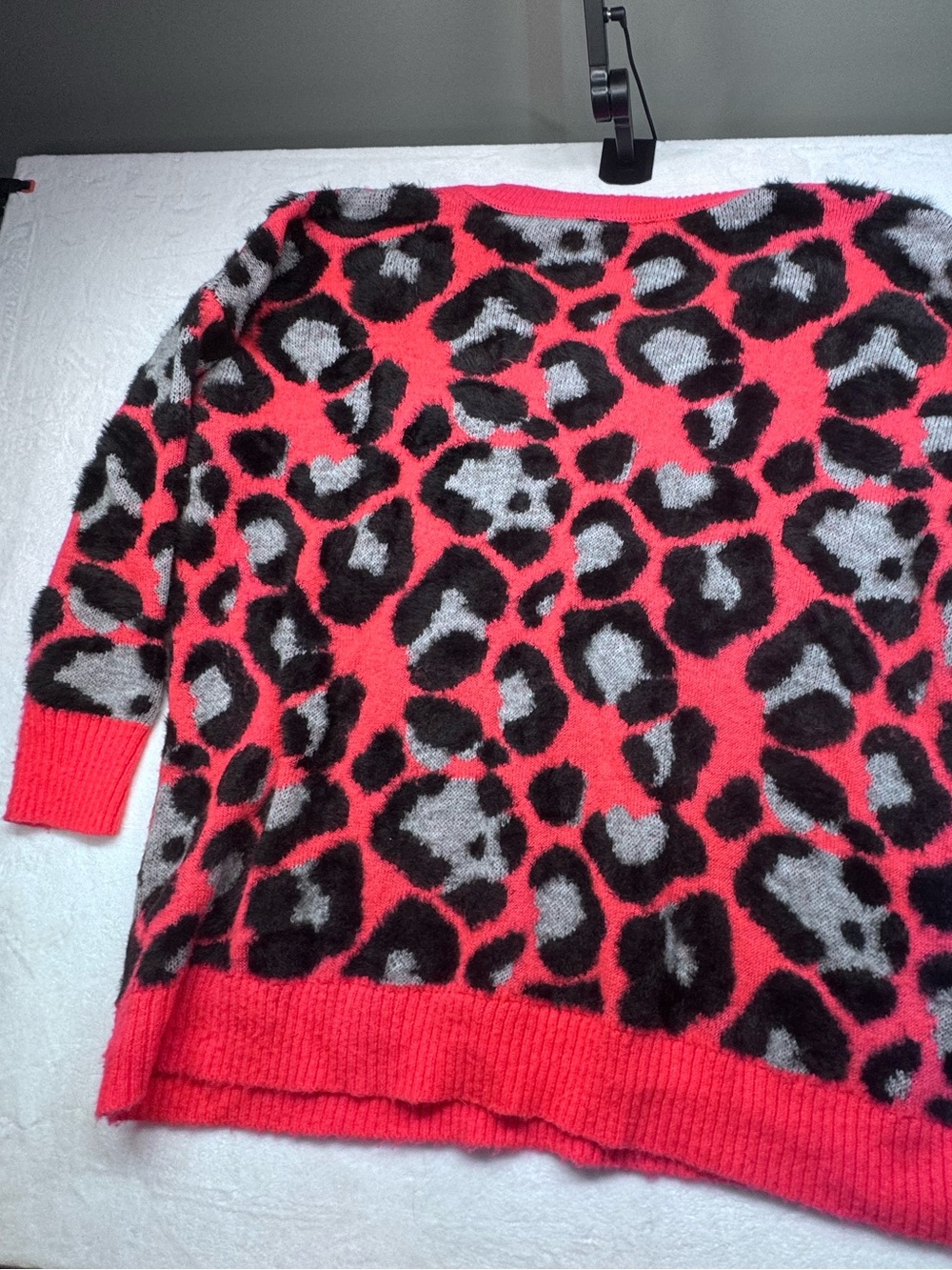 Torrid Neon Pink Leopard Print Fuzzy Sweater Size 3 Soft Eyelash Knit V-Neck - Picture 7 of 7